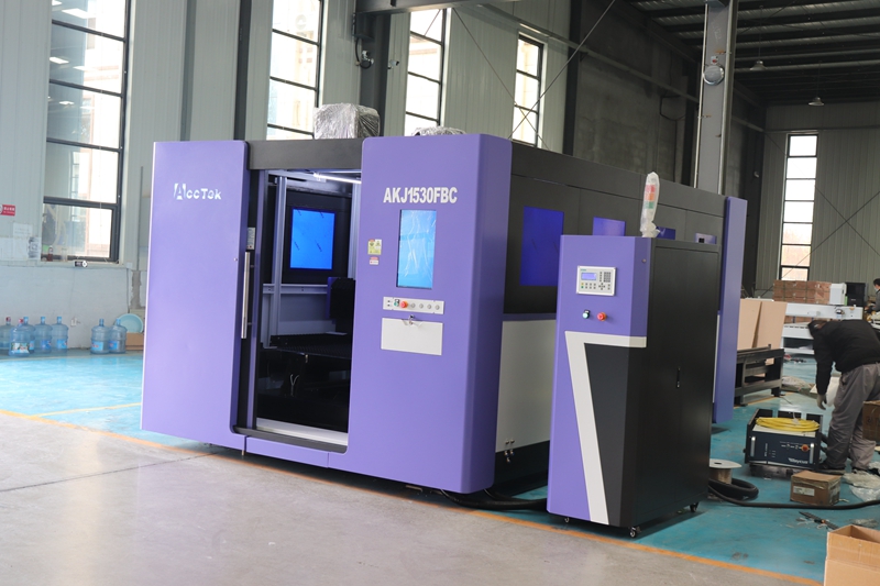 Macchina per il taglio di meta - Industrial Fiber Laser Cutting Machine recensione e prezzo